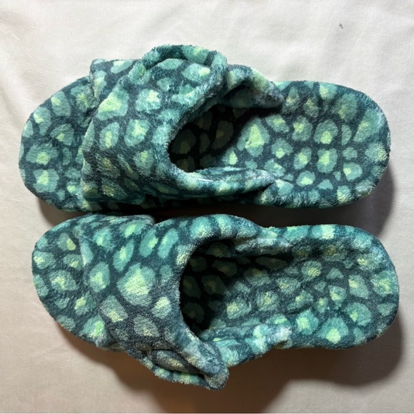 Vionic Green Patterned Slippers - Picture 3 of 6